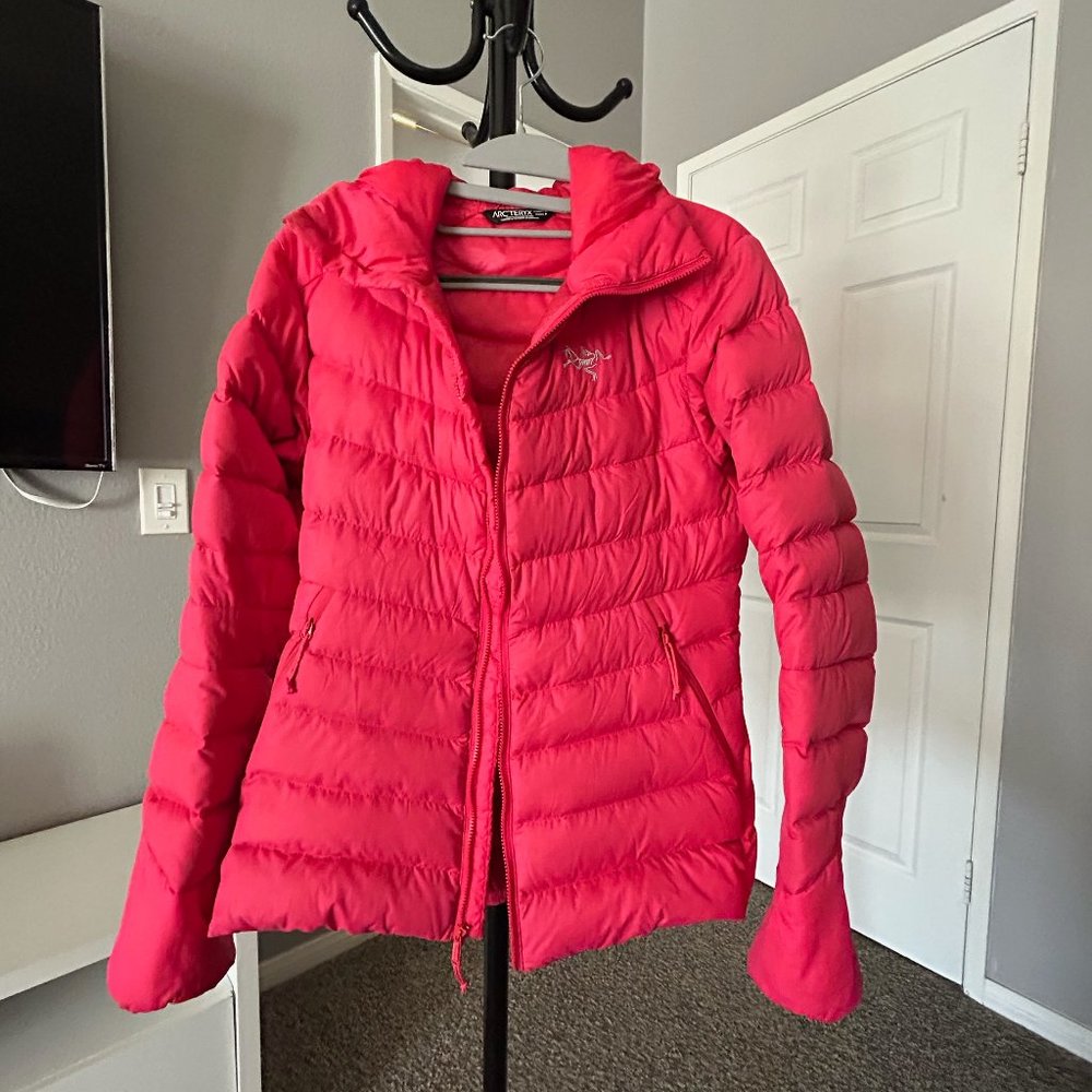 Arc'teryx down jacket, red S, only worn once, very warm.